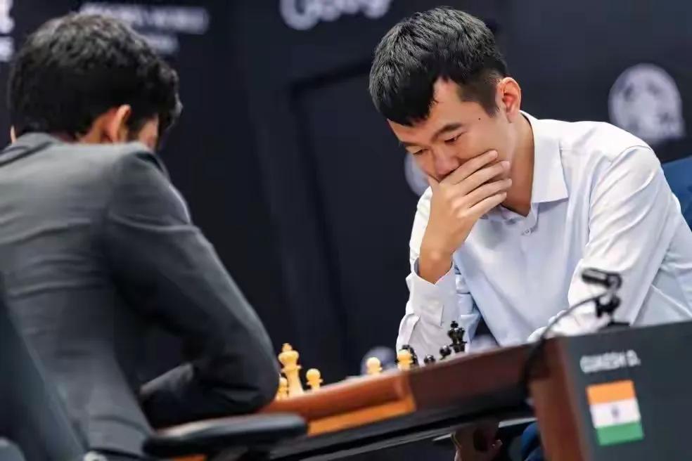 国际象棋世界冠军赛第11局，惊心动魄，丁立人失误憾负！

现世界冠军丁立人的失误