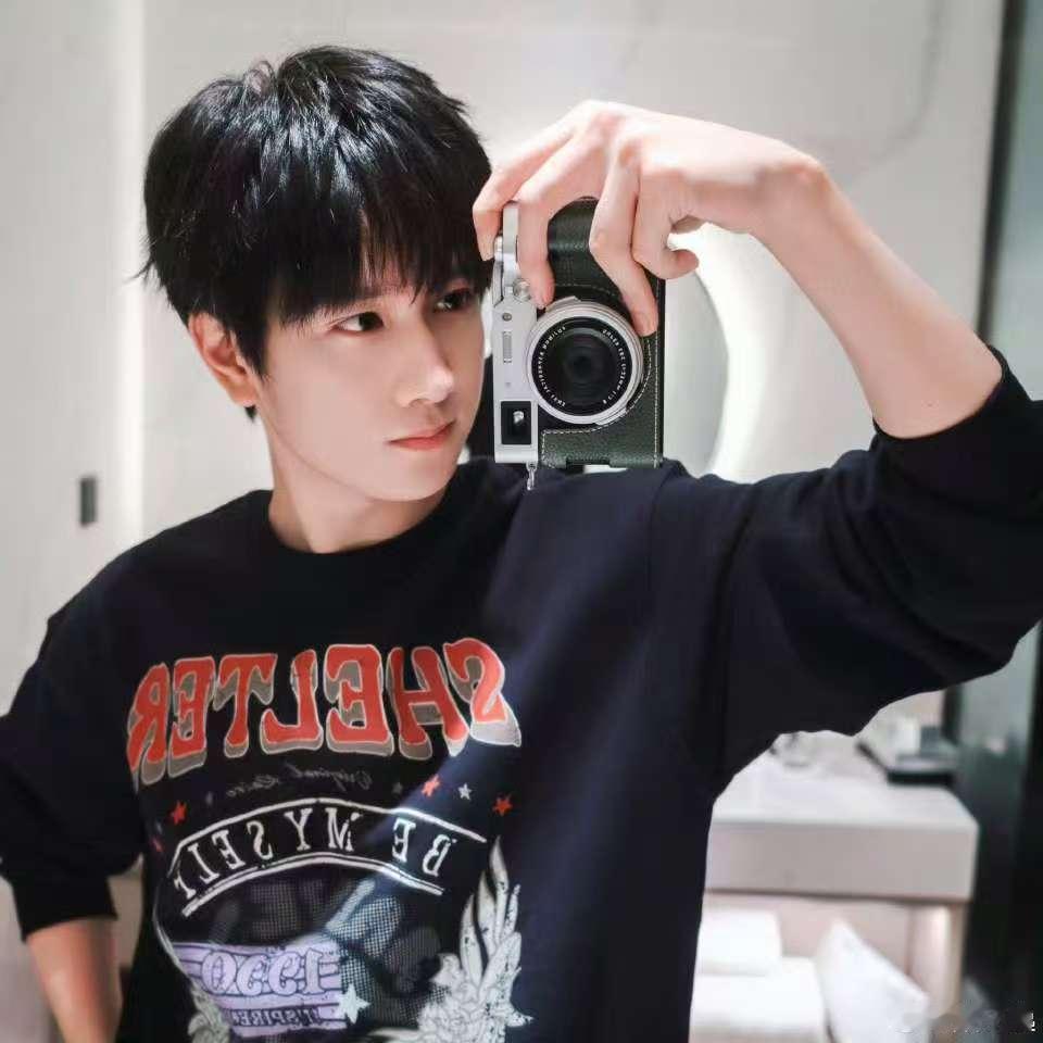 敖子逸立春快乐敖子逸立春营业自拍  敖子逸立春快乐呀~ 敖子逸