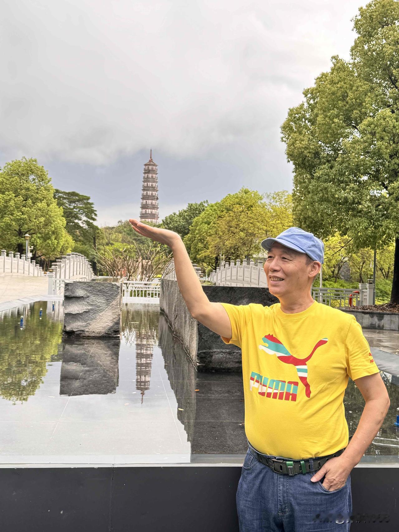 琶洲塔：位于广州市海珠区的一座历史悠久的古塔，始建于明万历二十五年（1597年）