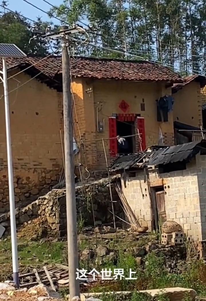 你要记住，这个世界上除你父母，无人真正希望你过得比他好，尤其是你身边人。你过得好