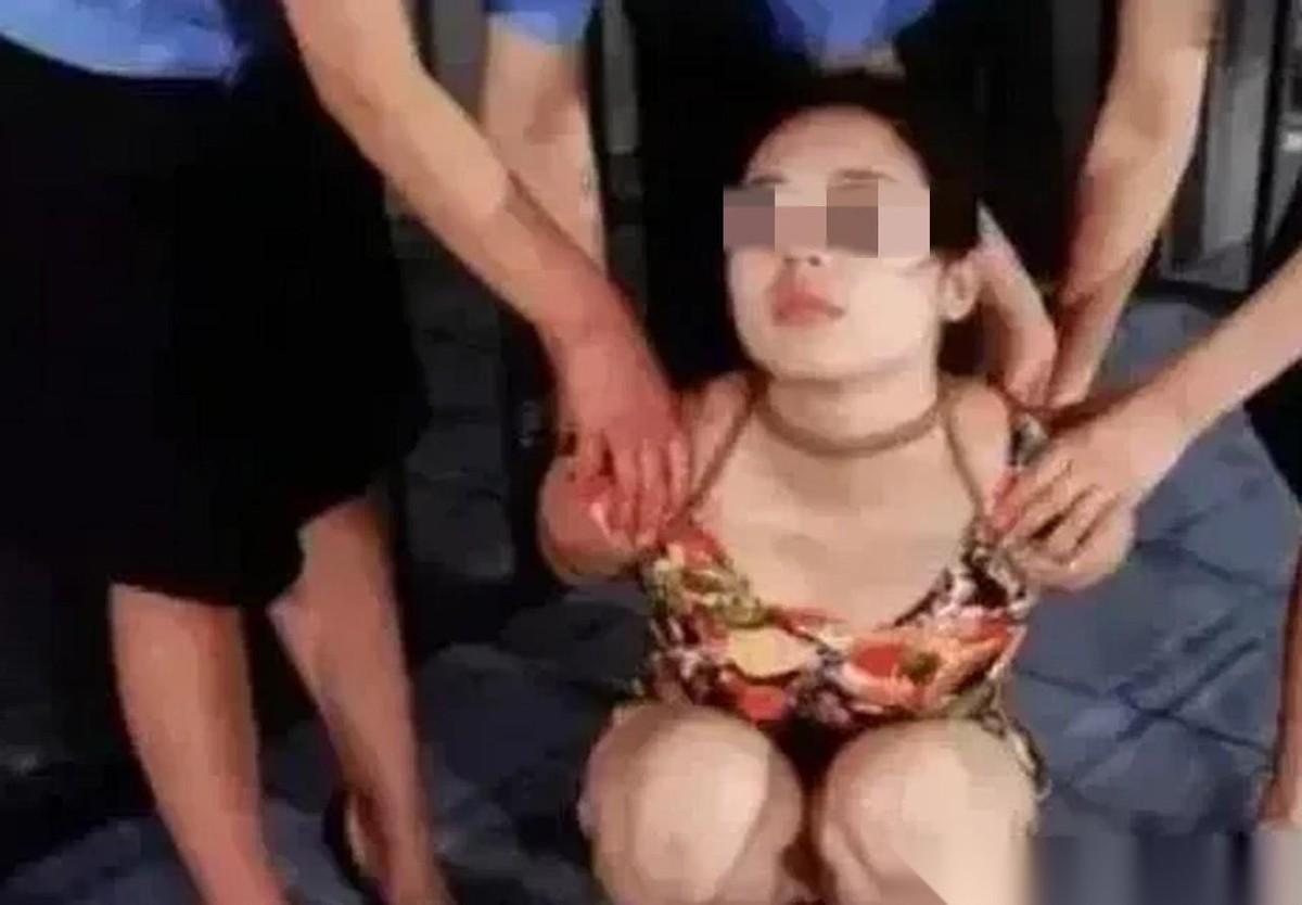 “坏到骨头里！”一男子在小区跑步时，发现一女子举止不对劲，就小心上前查看，竟发现