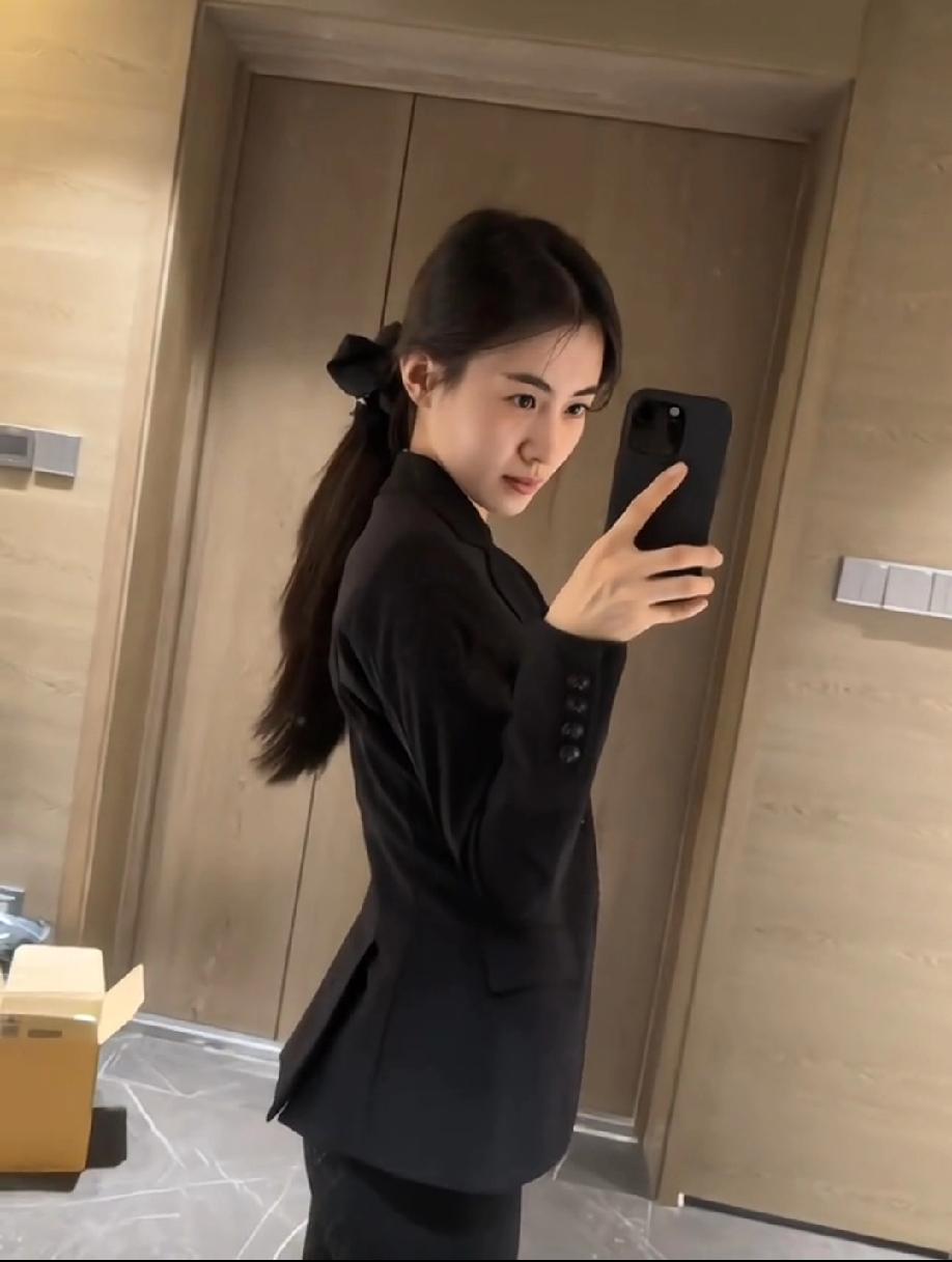美女的魅力可太惊人了。就说职场甜妹，肉肉身材也魅力十足。白衬衫配热辣短裤，甜辣感