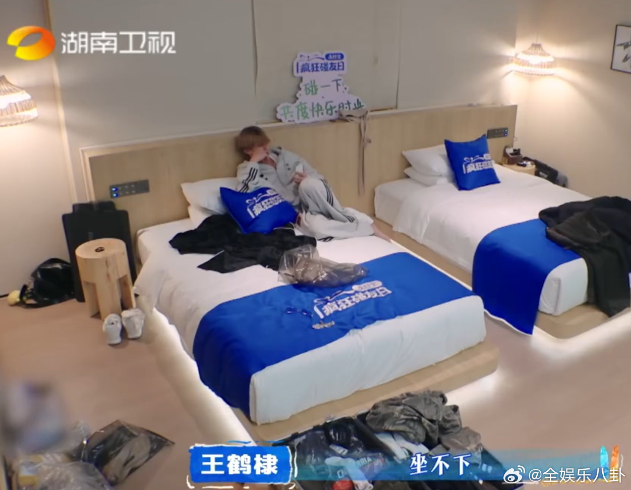 王鹤棣客栈一天站十几个小时亲爱的客栈何老师好温柔，一开口就让人安心，像家人一样的