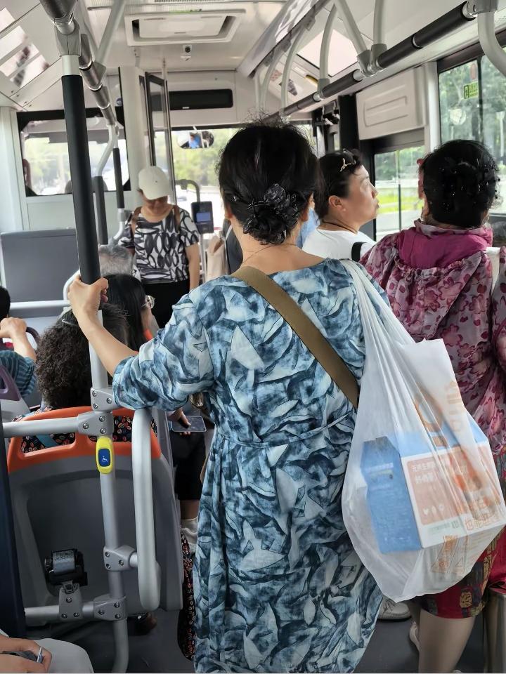 现在这老年人真有意思，爱好啥的都有。

今天坐653路公交车，上车坐两站我就睡着