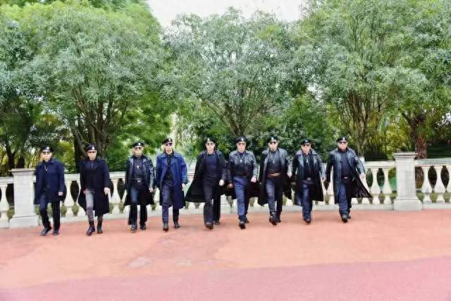 一出场就震撼全场！这些大爷的精气神，年轻人自愧不如