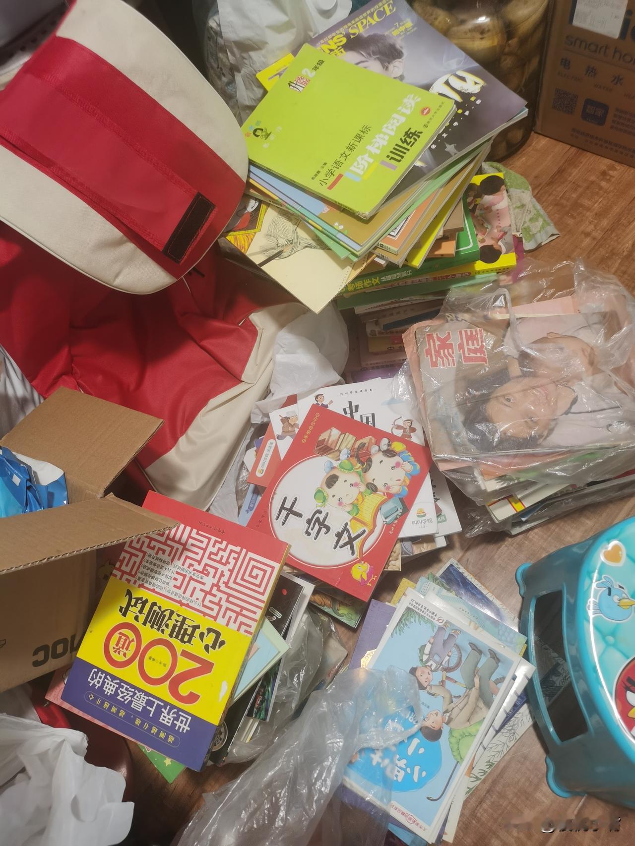 最近收拾书柜
整理出一大堆孩子用的书
自己称了一下
52斤

拉到废品站
八毛钱