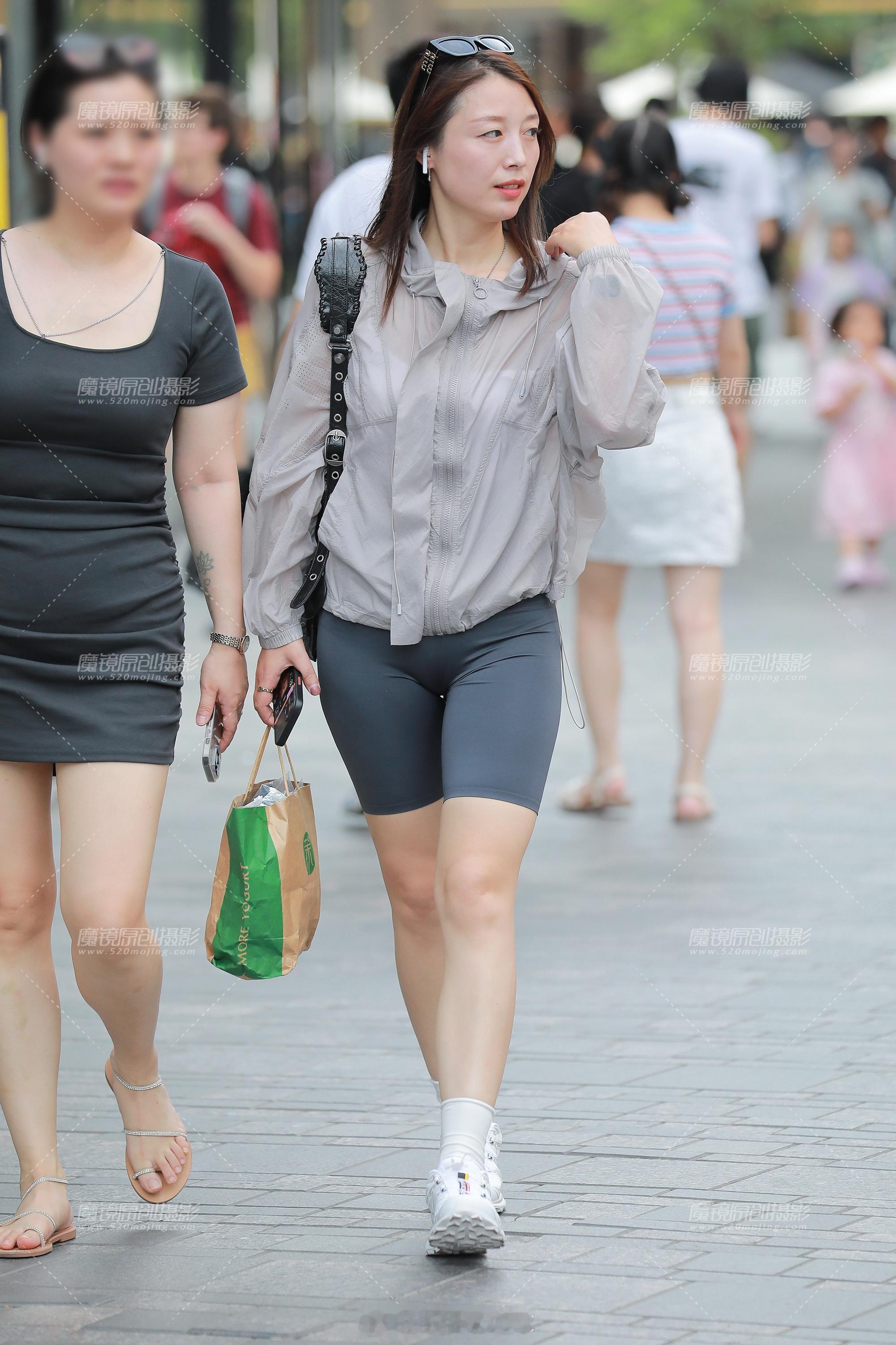 防晒衣消费热他们选了优衣库这位姐姐的防晒衣是不是优衣库？ ​​​