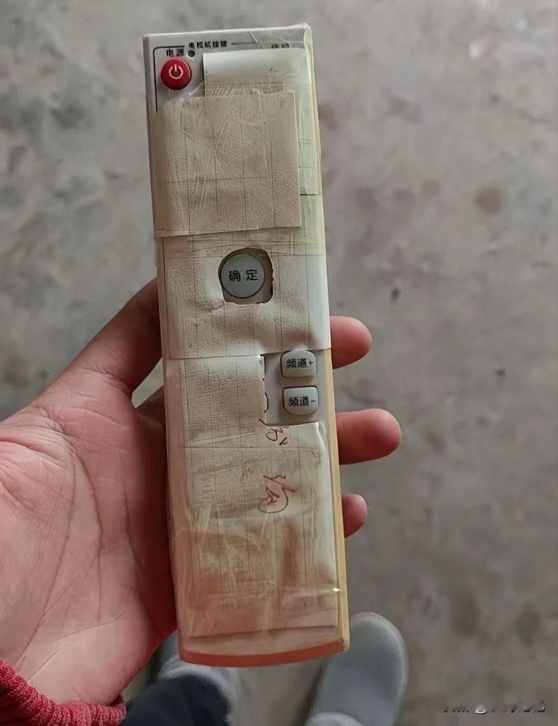 集卡领红包为了方便乡下的奶奶爷爷看电视，有一个回老家过年的小孙子发明了这个，你们