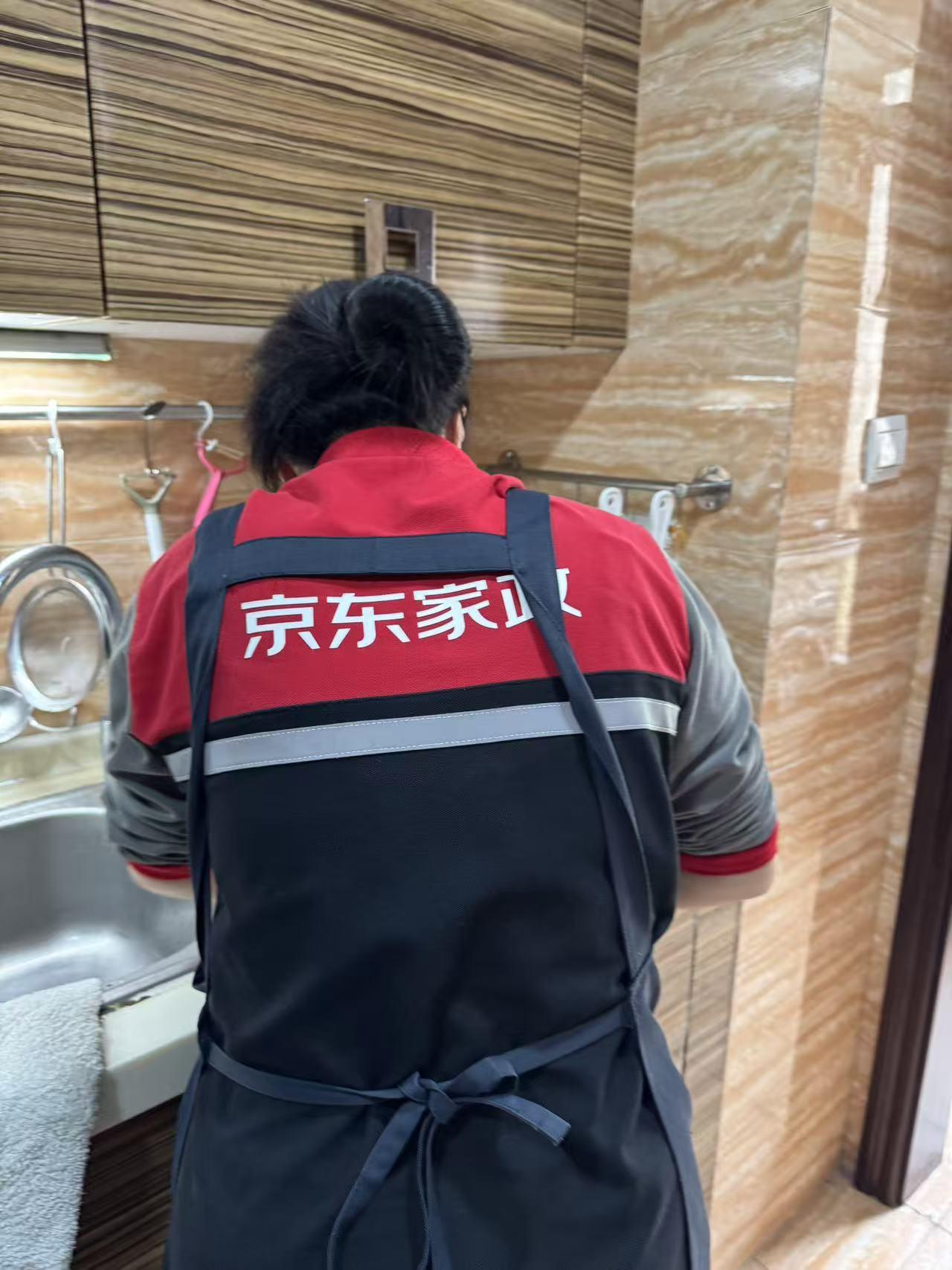 我发现来家打扫卫生的姐姐，好像不知道水管里的水是“左热右凉”的原理。
原来温度低