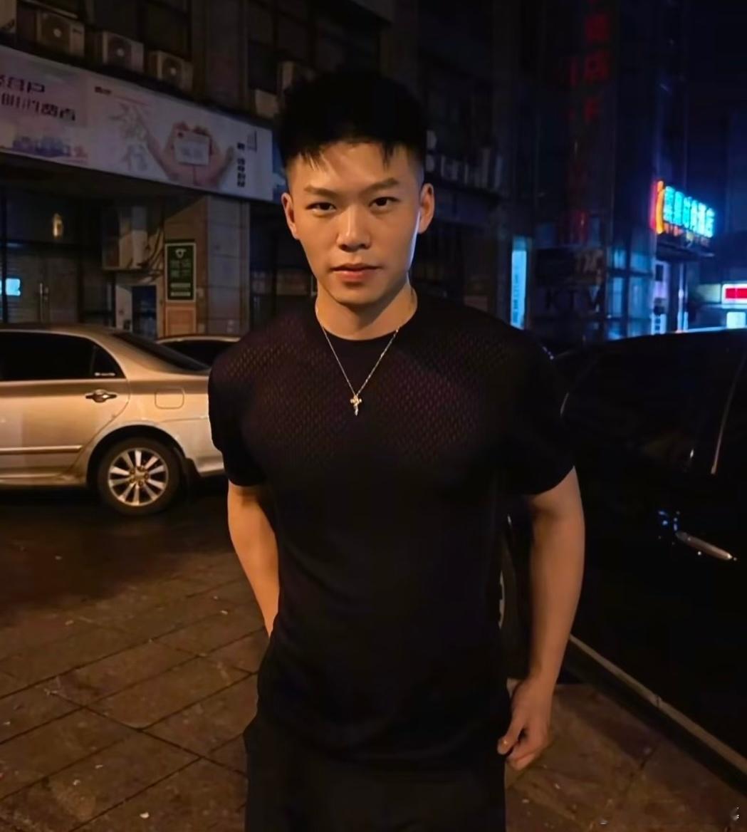 陈泽说现实谁不想看几集短剧啊 俩人抢着说话、互怼搞笑的样子太真实了，毫无架子，聊