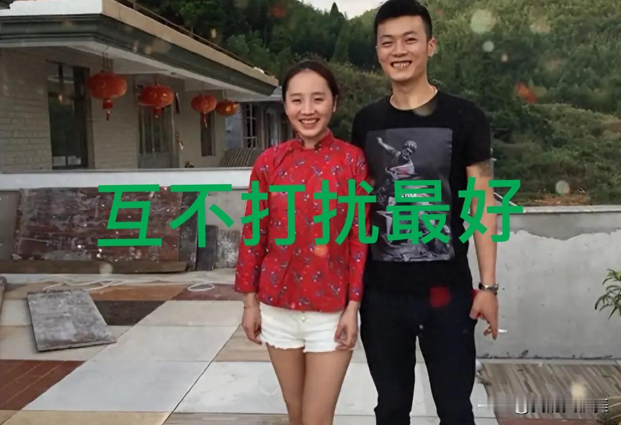 秋天爸爸彻底怒了，直播间直接喊哈前妻：
互不打扰最好，虚的假的没必要，懂的都懂！