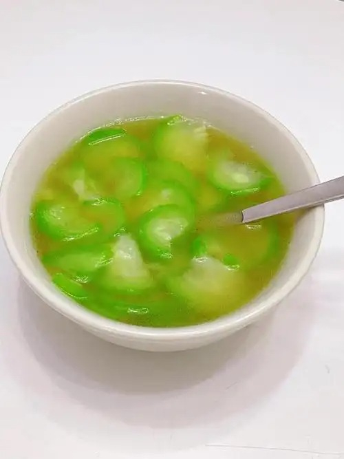 丝瓜汤有一说一，我是真讨厌吃丝瓜汤，觉得软绵绵的，口感稀烂，味道也很奇怪，关键我