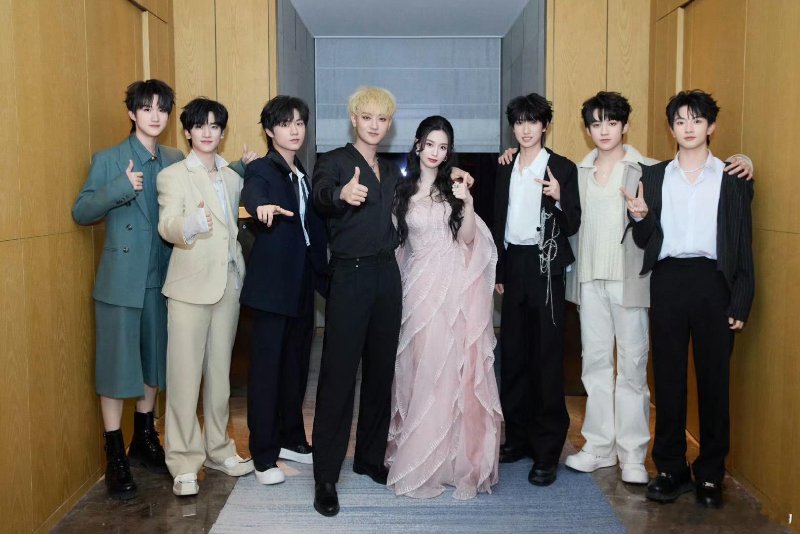 TFING你们是要到黄子韬徐艺洋婚礼上当花童吗[喵喵]喜宴多吃点回来别忘了写日记