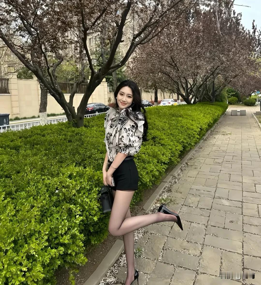 相信爱情里的直觉，是对自己的尊重与保护。当直觉告诉你“这个人不对劲”，或许理性会