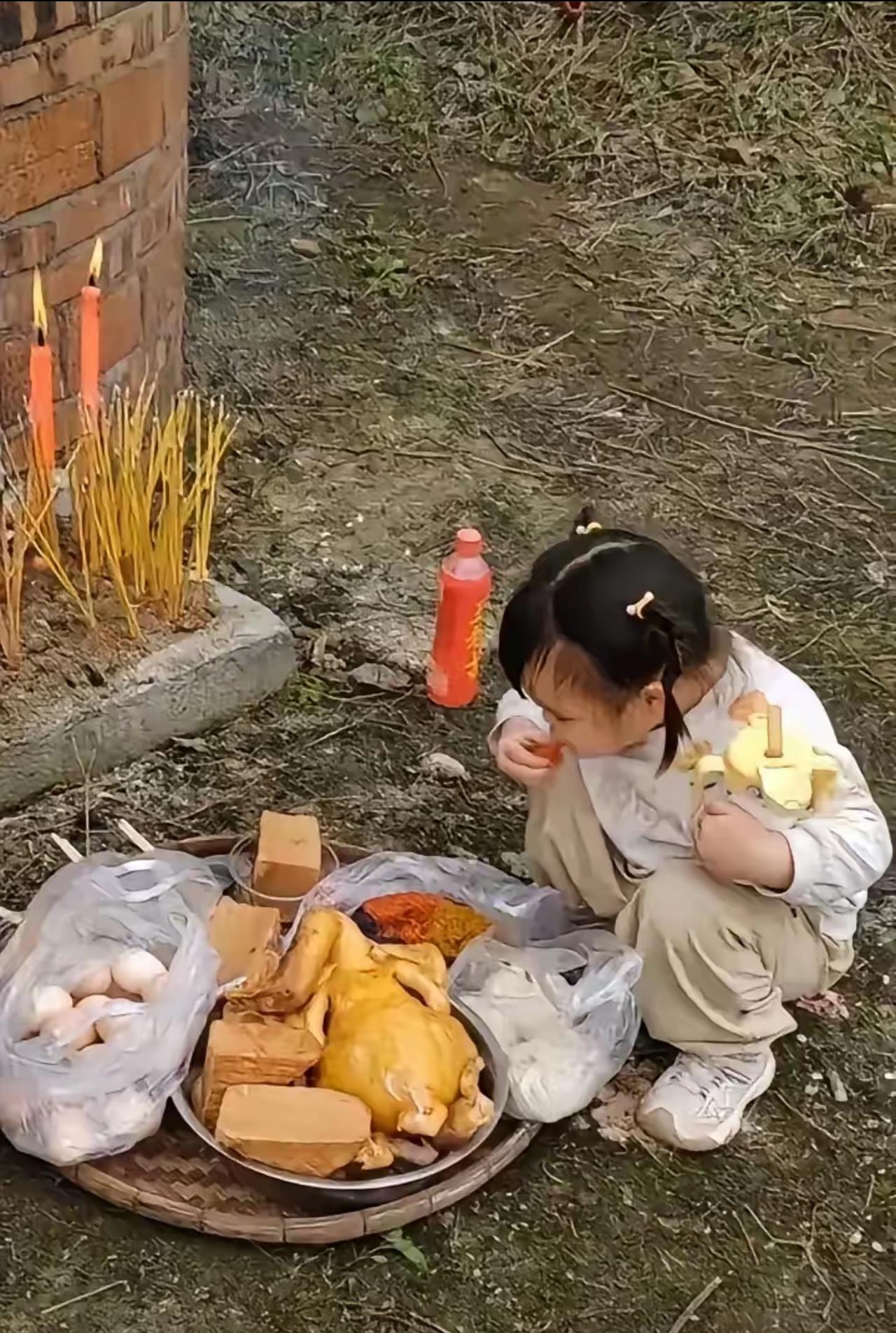 清明上坟女儿抢先吃祭品，妈妈在线求助！网友：老祖宗只会疼娃

真是让人哭笑不得！