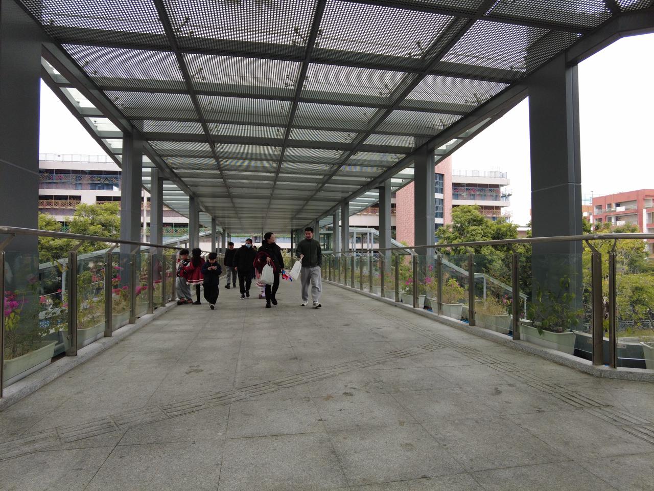 安全又方便，兰著学校南门人行天桥开通了！