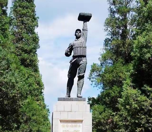 董存瑞19岁牺牲后，妻子守丧三年后改嫁，家人得到开国中将的照顾。

1994年，