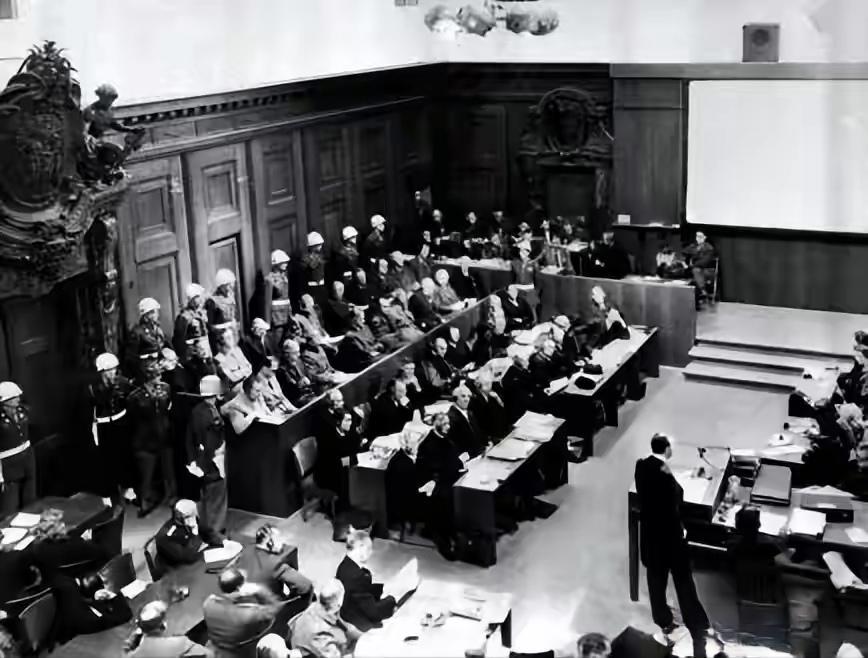 1990年，德国为了统一被迫放弃19万平方千米的土地，并写进宪法。

这事儿说起