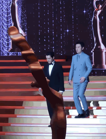 要被这个颈椎错位的雷佳音笑死[笑哭]
网友：脖子终于撑不住大头了吗[跪了]

北