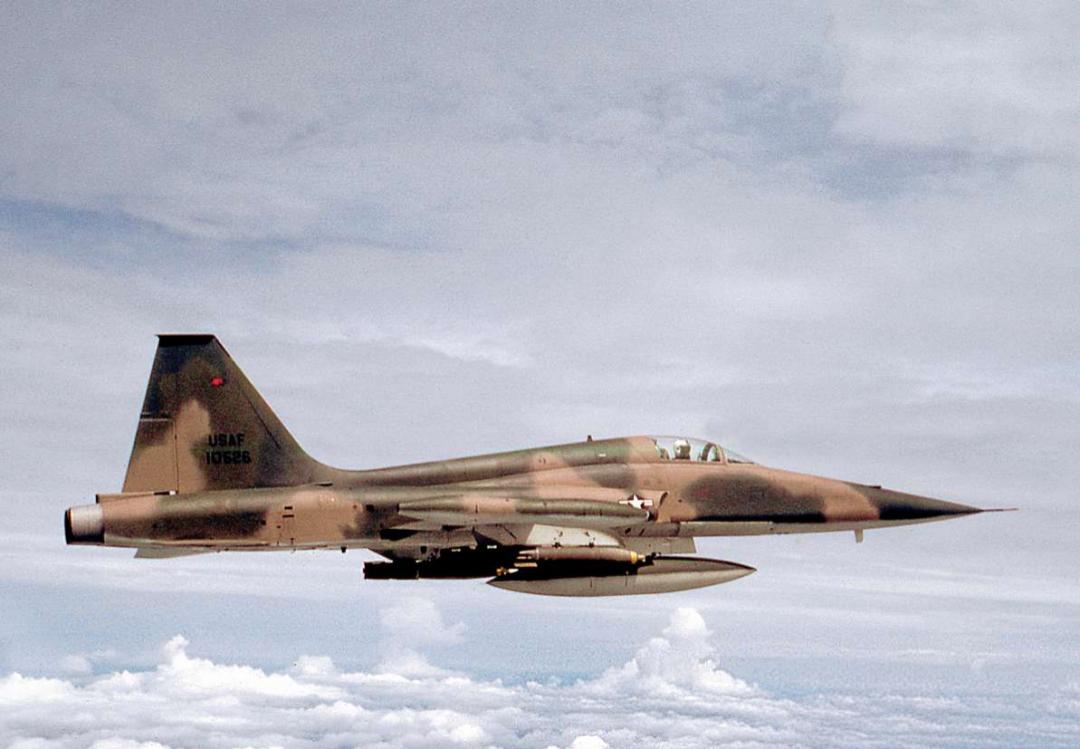 1969年，越南战争中，南越南空军的一架F - 5A战斗机正在非军事区以北执行轰