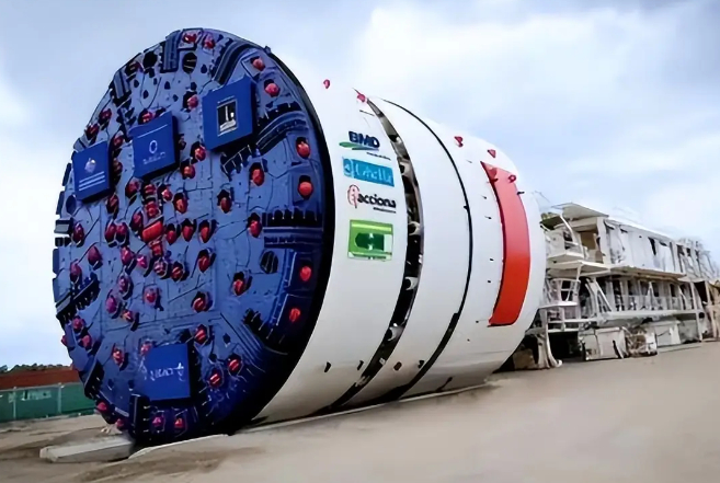 中方终于做出让步了！印度媒体一阵欢呼，两台盾构机从广州运抵孟买港。3月23日，《