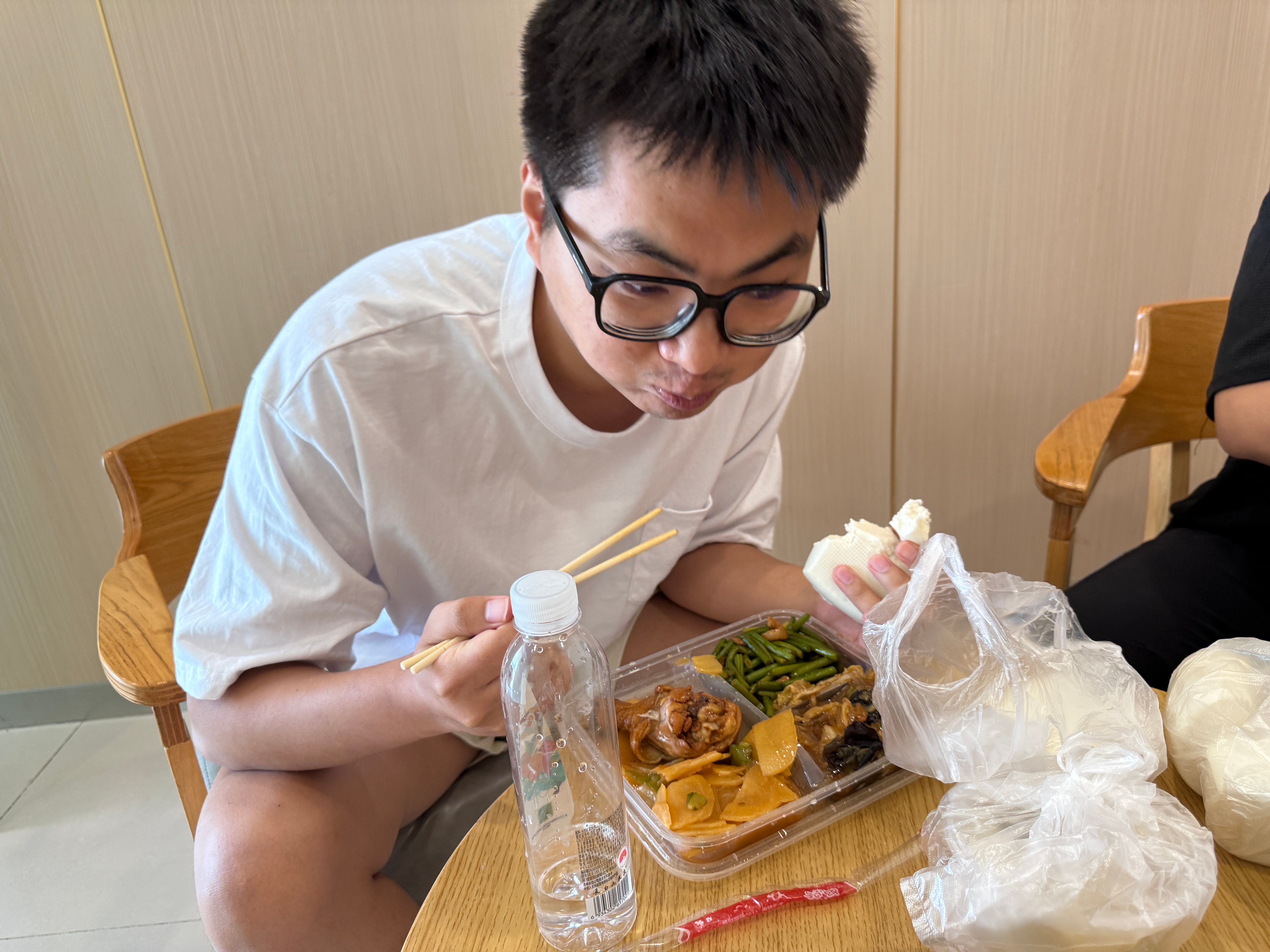 不愧是山东小鹏，主食没有米饭 只有馒头…[笑cry] ​​​