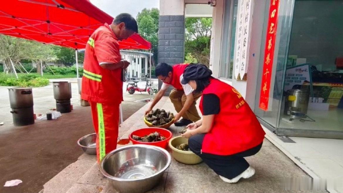 台州路桥千粽飘香迎端午端午未至，路桥已是满城粽香，邻里结伴动手包粽，鲜香粽子裹住