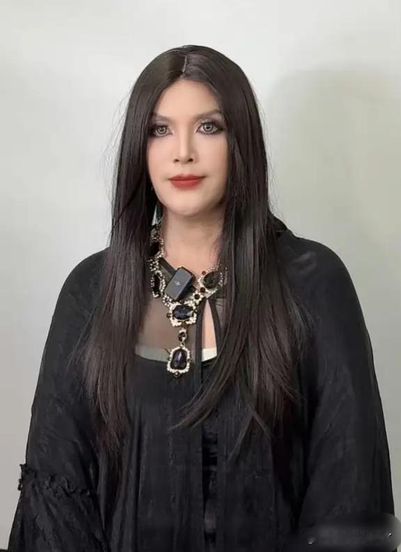 脸皮真厚！近日，有媒体报道那艺娜被封杀了，原定的演唱会也被襄城政府撤销了，并在公