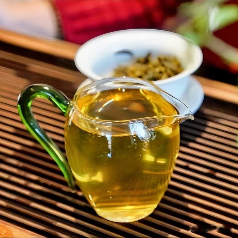 《茶悟三境·定风波》
沸水倾杯叶自旋，浮沉起落意千般。半盏清欢心已安，休叹，何须