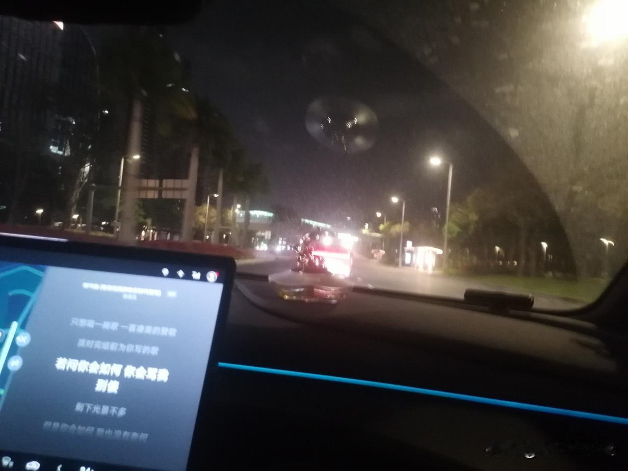 晚上经过这些地方，灯光亮亮的，在哪是什么地方就不知道了！