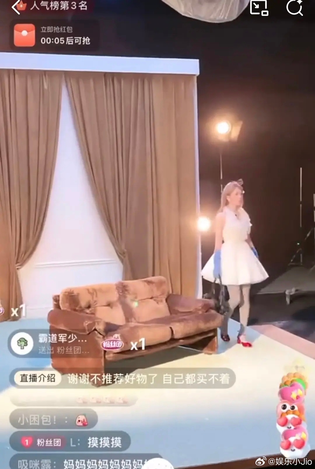 笑死了原来露思和我穿裙子时一模一样，上一秒端庄，下一秒马上怎么舒服怎么来 ​​​