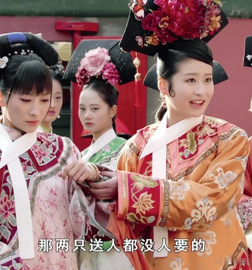 夏冬春的父亲是包衣佐领，品级跟甄嬛的父亲甄远道当时的大理寺少卿相当。
不过包衣佐