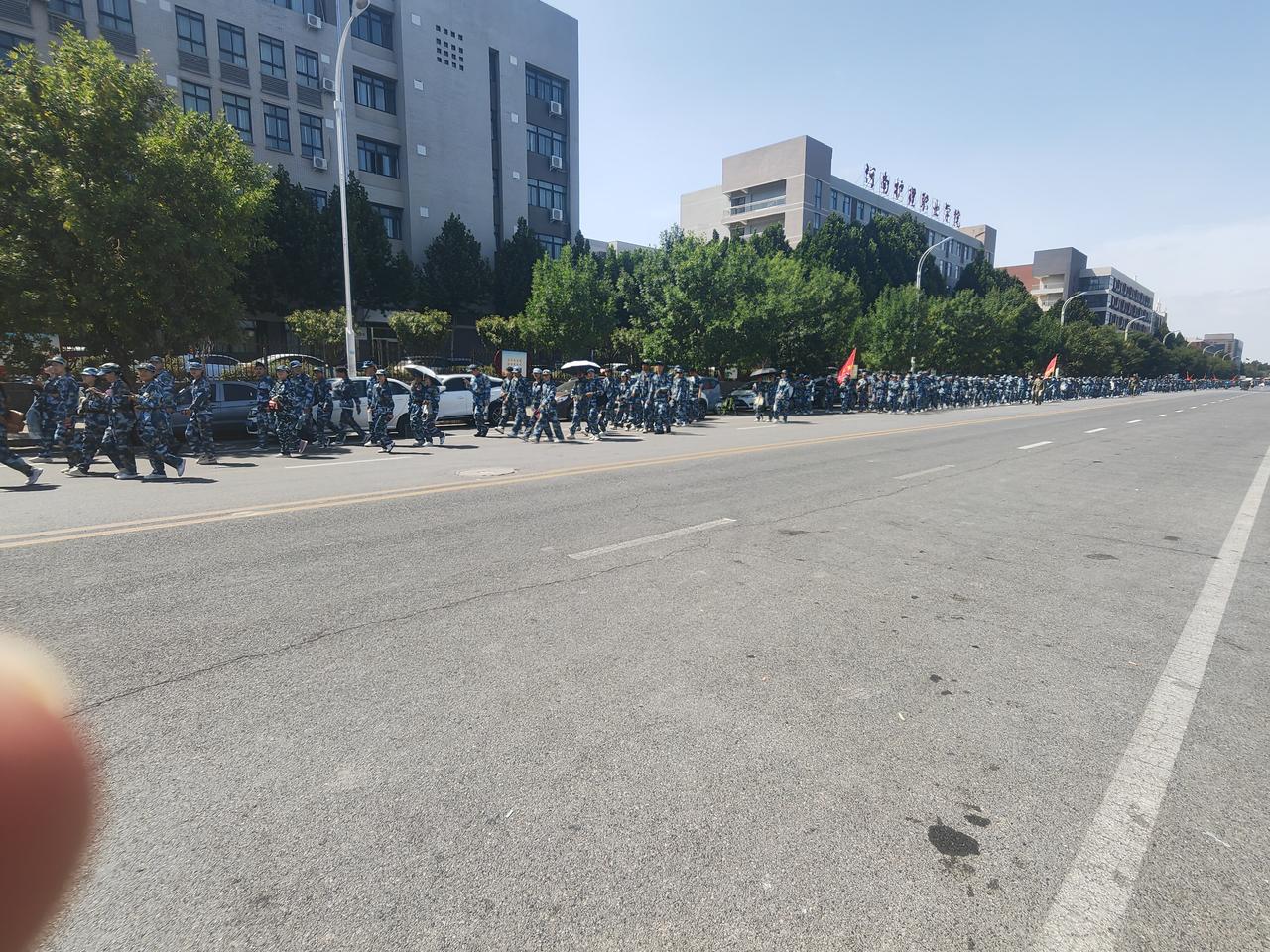 这一所大学新生也太多了吧，一眼望不到头！新生力量太强大！