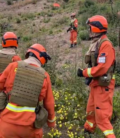 12月26日，重庆消防员谢耀新退队，陪伴他12年的救援犬“花花”流泪的画面太戳人