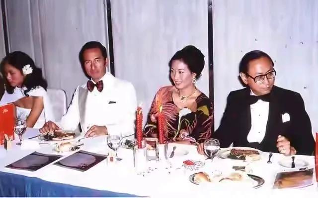 发现了，赌王他找的女人并不需要有多漂亮，听他话就好，这样好让他三妻四妾。他的女人