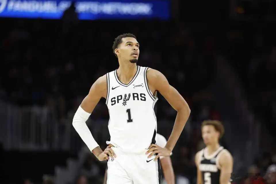 马刺大胜老鹰5连胜升西部第三 文班亚马26+12神迹历史第三人北京时间12月20