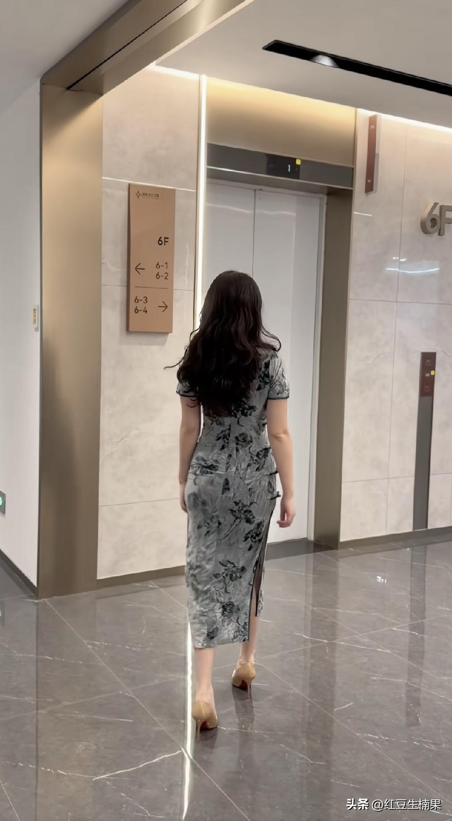 电梯口的旗袍美女真的太美了，特别是这样子后背看，凹凸有致非常的迷人。
花枝招展、