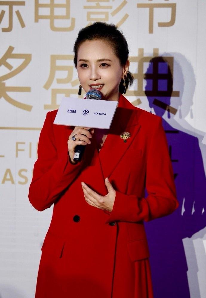 最近陶慧敏在澳门出席电影节，她穿了一身大红色的衣服，看上去光彩照人。

陶慧敏如