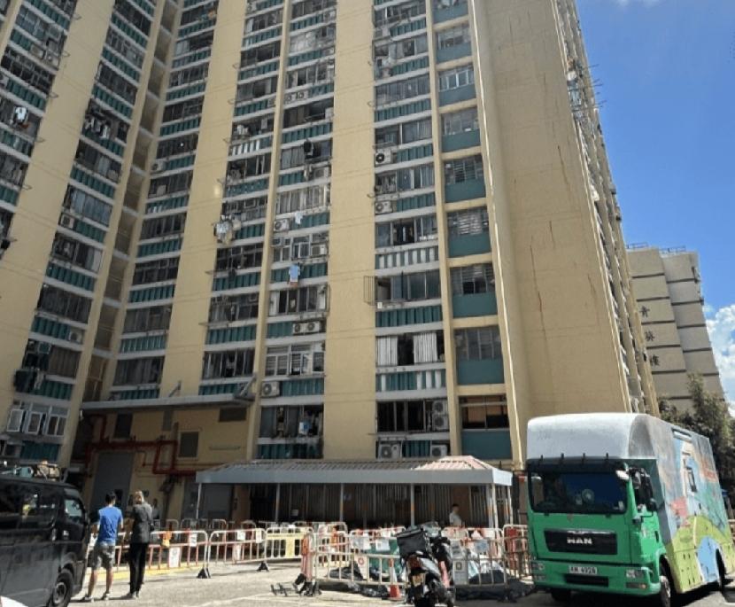 香港青衣发生涉及外佣的持刀伤人案。昨日（10日）晚上11时许，长青邨青梅楼一户民