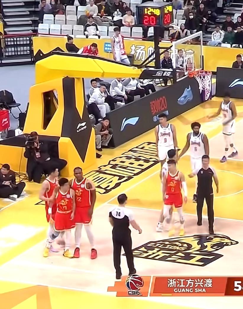 CBA裁判总能成功挑起球员和教练的怒火。就拿徐昕来说，他做割喉动作被重罚2万，可