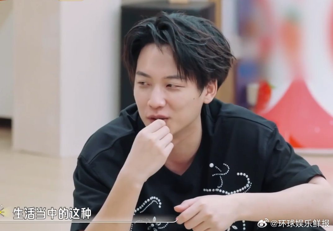 吴泽林曾被误以为是何炅社会上的朋友玩红黑牌时听何炅爆料，他和吴泽林老一起在长沙嗨
