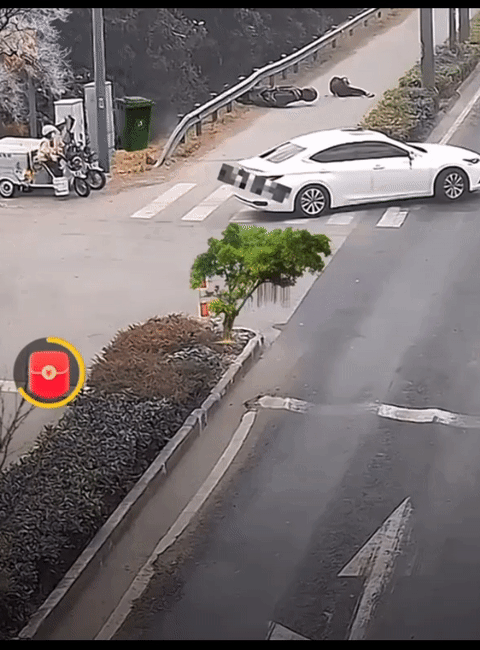 视频里白色汽车准备驶入主车道，由于没有注意到远处驶来一辆摩托车，摩托车车速快，刹