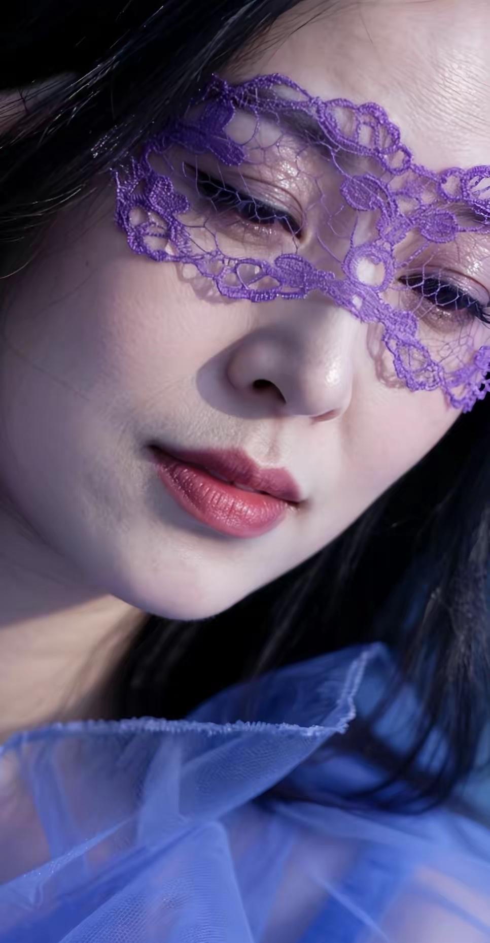 紫纱遮面，红唇轻启，这样的画面宛如一幅绝美的画卷。就像那神秘面纱下的东方美人，光