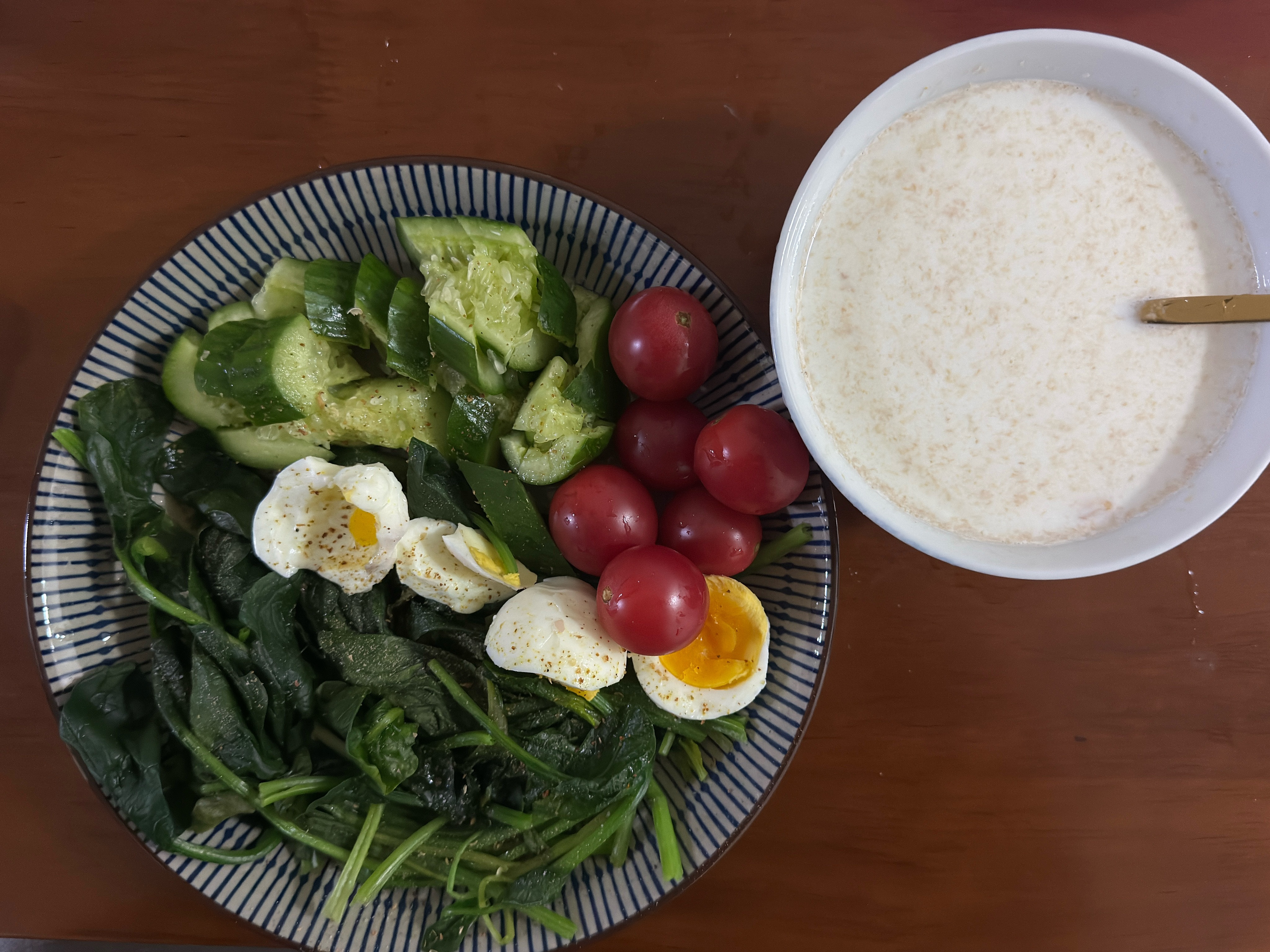 今天晚饭吃的啥？黄瓜🥒菠菜🥬鸡蛋🥚牛奶🥛西红柿🍅燕麦片说好减脂的来打卡