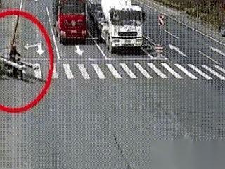 那个骑三轮的男人，连刹车都没踩。
他就这么直愣愣地，拉着一整车钢管，冲着十字路口