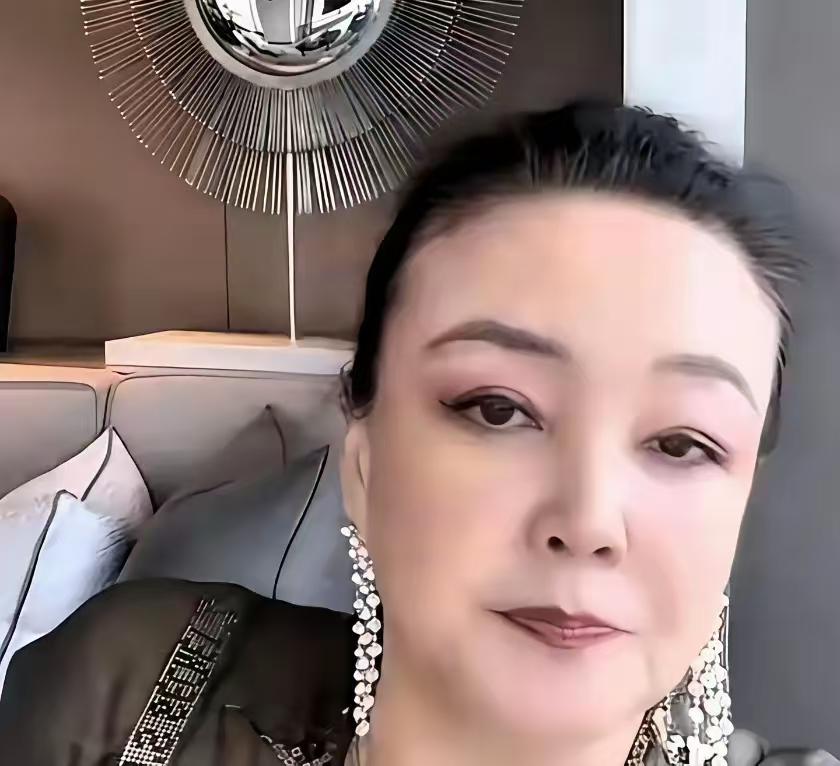 就她的儿子，不知道感恩自己的老妈，前一段婚姻摔得跟头不大啊，这刚见点好，就和自己