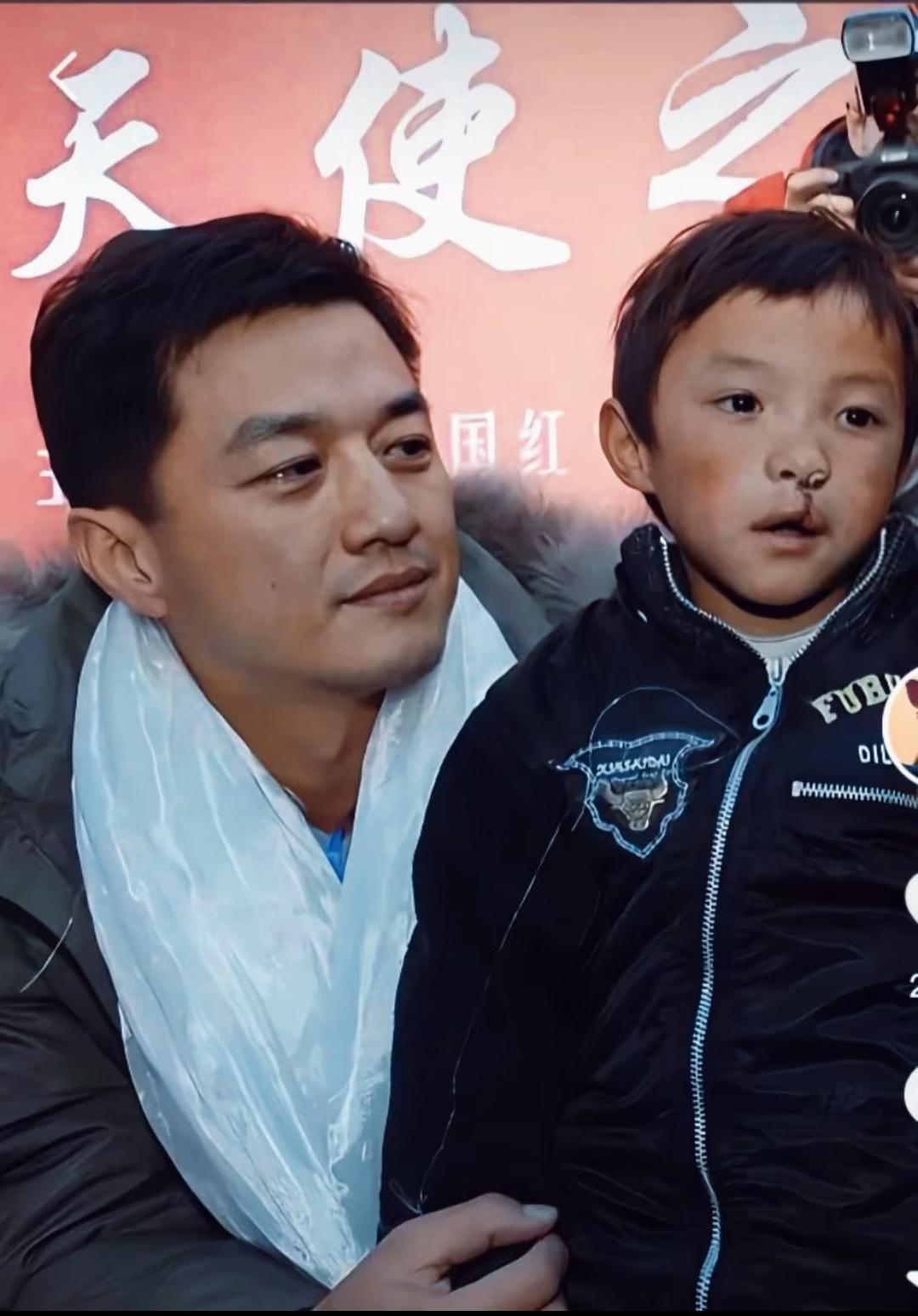 李亚鹏眼含泪光看着患病儿童这张照片

很多人都泪目了，他真的做到了“老吾老以及人