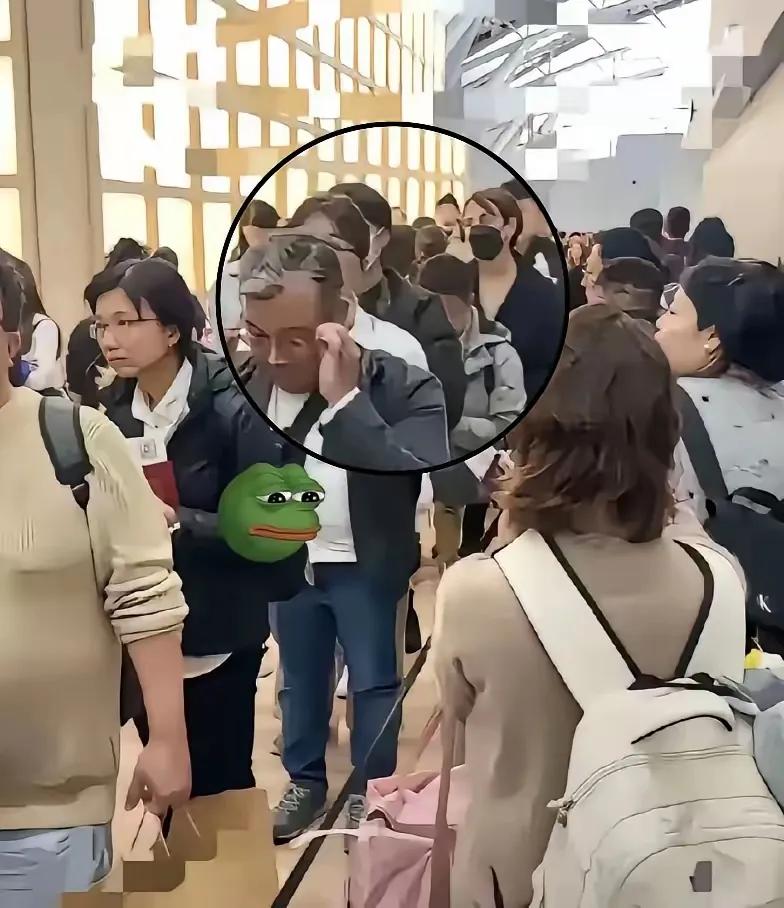 就在此刻，爱国情怀油然而生！
日本机场到处都是中国面孔，他们并非急于回国，而是心