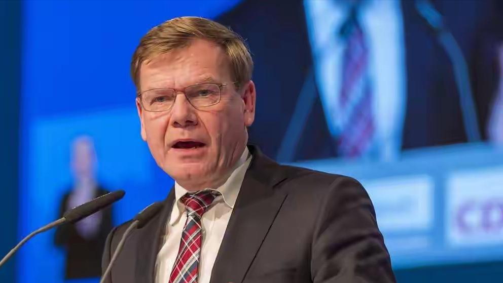 德国外长瓦德富尔取消访华，在接受采访时大放厥词，称德国坚持一个中国政策，但在定义