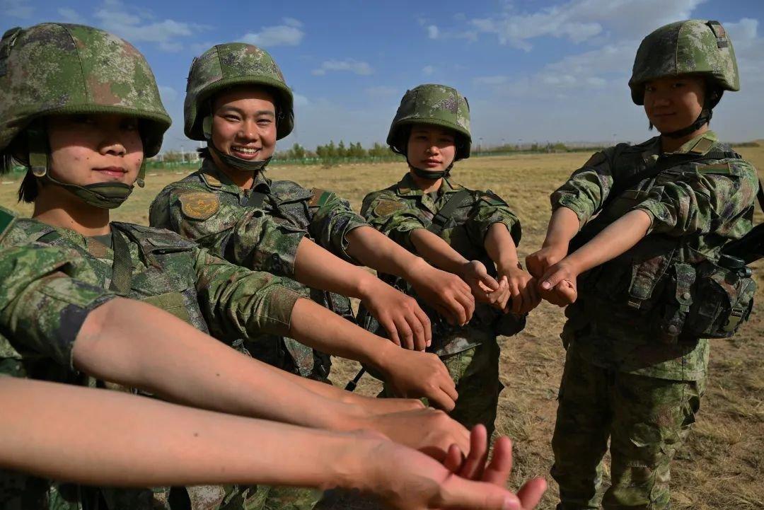 #铸剑中原[超话]##早安军营##原原说早晚安##致敬中国女兵# 江山万里惟明月